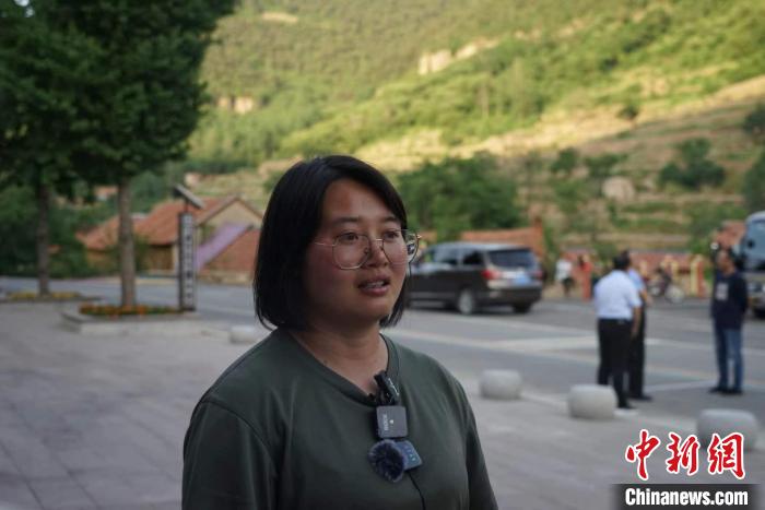 西墙裕村“90后”村支书王成成接受记者采访。 王采怡 摄